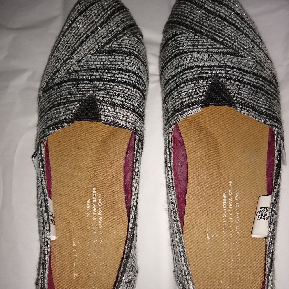 W5/Y3 Tom's alpargata.  Very good condition. Black/silver.